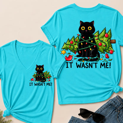 It Wasn’t Me – Funny Black Cat & Christmas Tree Women’s V-Neck T-Shirt