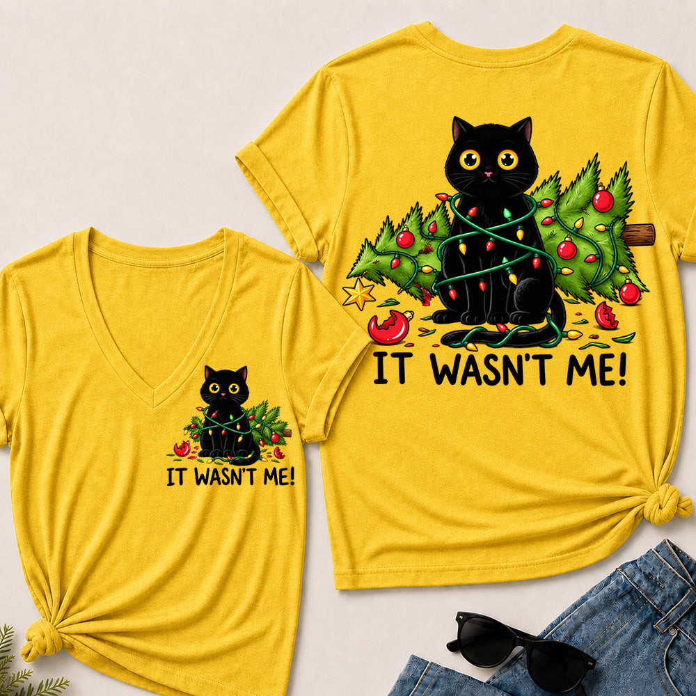 It Wasn’t Me – Funny Black Cat & Christmas Tree Women’s V-Neck T-Shirt