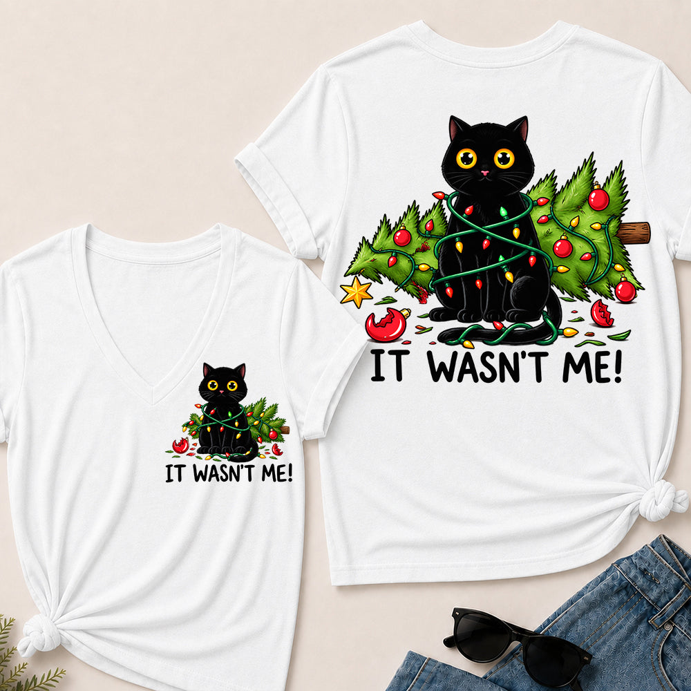 It Wasn’t Me – Funny Black Cat & Christmas Tree Women’s V-Neck T-Shirt
