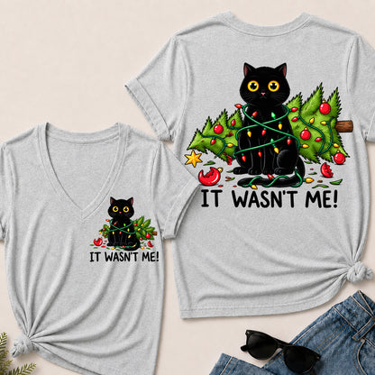 It Wasn’t Me – Funny Black Cat & Christmas Tree Women’s V-Neck T-Shirt
