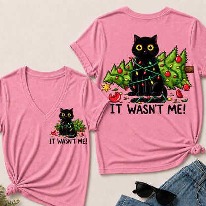 It Wasn’t Me – Funny Black Cat & Christmas Tree Women’s V-Neck T-Shirt