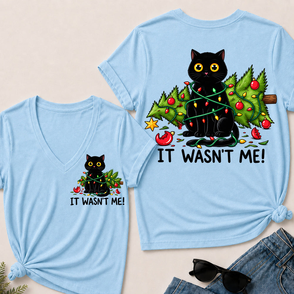It Wasn’t Me – Funny Black Cat & Christmas Tree Women’s V-Neck T-Shirt
