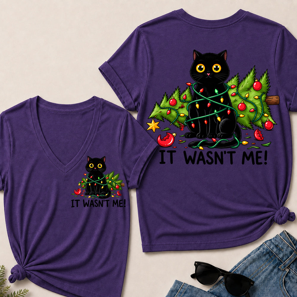 It Wasn’t Me – Funny Black Cat & Christmas Tree Women’s V-Neck T-Shirt