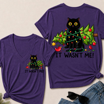 It Wasn’t Me – Funny Black Cat & Christmas Tree Women’s V-Neck T-Shirt