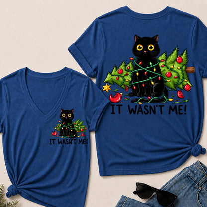 It Wasn’t Me – Funny Black Cat & Christmas Tree Women’s V-Neck T-Shirt