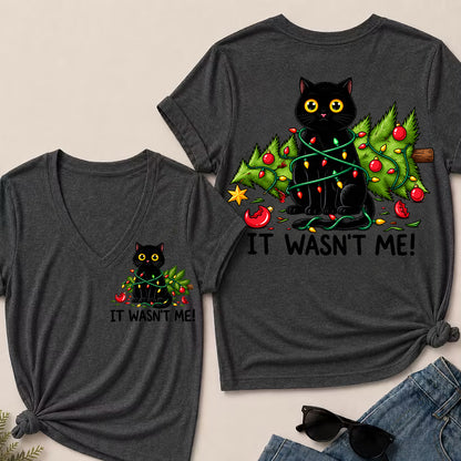It Wasn’t Me – Funny Black Cat & Christmas Tree Women’s V-Neck T-Shirt