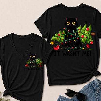 It Wasn’t Me – Funny Black Cat & Christmas Tree Women’s V-Neck T-Shirt
